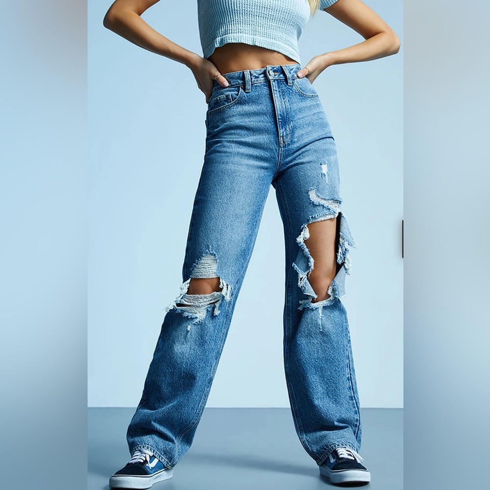 25 waist, 90’s boyfriend ripped jeans, Great condition, original price $60.